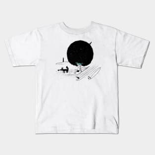 Cat at the beach Kids T-Shirt